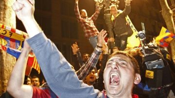 Fans del Barcelona celebran en la Plaza de Canaletas.