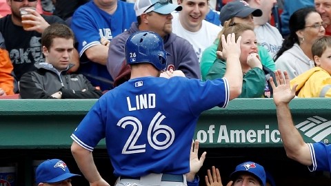 Adam Lind (26) recibe el saludo de sus compañeros después de batear cuadrangular ante  Junichi Tazawa, el cerrador de los Medias Rojas.