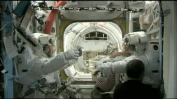 La imagen de la NASA muestra a los astronautas, los ingenieros  Chris Cassidy (de) y  Tom Marshburn (iz) al regreso de su caminata espacial para reparar la fuga de amoniaco de la nave.