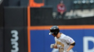 Robert Carson (73), relevista de los Mets, permitió jonrón a Jordy Mercer, que recorre las bases, en la segunda derrota ante los Piratas ayer.