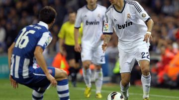 El argentino Angel Di María (d), del  Madrid, trata de superar la defensa del Espanyol, con el que empató  ayer en Barcelona.