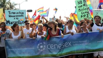 Mariela Castro (c), directora del Centro Nacional de Educación Sexual participa  en la 'conga' contra la homofobia en Cuba.