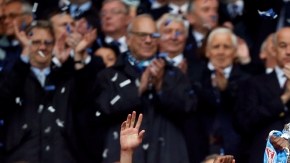 El modesto Wigan que corre el peligro de descemder de la Liga Premier al final de la temporada derrotó ayer al Manchester City sobre la hora y ganó por primera vez la Copa FA, en ocho décadas de existencia.