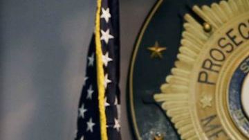 El fiscal del condado de Mercer, Joseph L. Bocchini Jr. (izq.), y el director de la Policía de Trenton, Ralph Rivera Jr. (der.), escuchan al superintendente de la Policía Estatal de Nueva Jersey, Rick Fuente, durante la rueda de prensa sobre el caso de rehenes en Trenton.