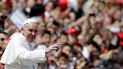 El Papa saluda a los fieles reunidos en la Plaza San Pedro, durante la ceremonia de canonización.