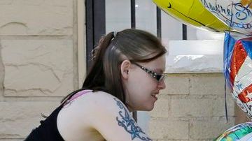 Personas siguen dejando muestras de apoyo en las afueras de la casa de Gina de Jesús, en Cleveland, una de las tres mujeres secuestras por casi diez años.