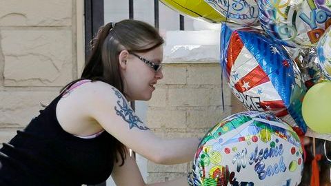 Personas siguen dejando muestras de apoyo en las afueras de la casa de Gina de Jesús, en Cleveland, una de las tres mujeres secuestras por casi diez años.