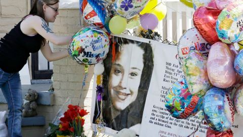 Personas siguen dejando muestras de apoyo en las afueras de la casa de Gina de Jesús, en Cleveland, una de las tres mujeres secuestras por casi diez años.