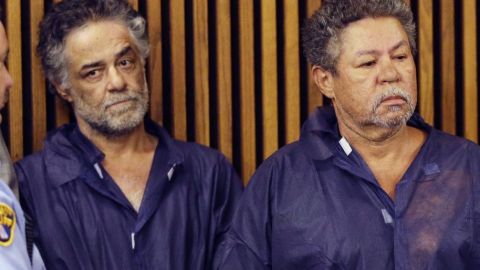 Onil (izq.), y Pedro Castro, cuando acudieron junto a su hermano Ariel a la Corte Municipal de Cleveland el pasado jueves.