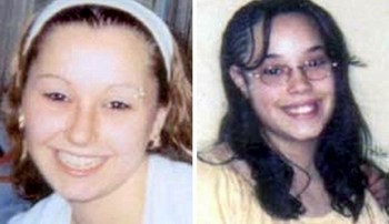 Amanda Berry (izq.) y  Georgina 'Gina' Dejesus, permanecieron secuestradas por una década.  Berry quedó embarazada tras ser violada por su secuestrador.