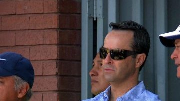 Luis Miguel Salvador y el técnico Víctor Manuel Vucetich observan una práctica de Rayados