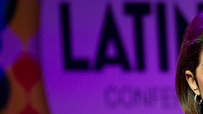 Gloria Estefan y su esposo el productor Emilio se reunieron hoy con el Papa Francisco en el Vaticano y le pidieron orar por los derechos humanos y la paz en Cuba.