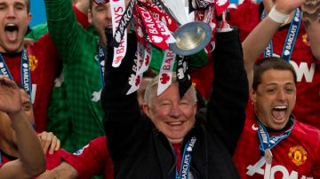 Alex Ferguson besa el trofeo de campeón de la Liga Premier luego de que el Manchester United venciera 2-1 al Swansea.