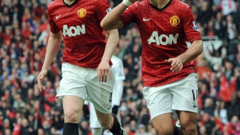 El artillero mexicano Javier 'Chicharito' Hernandez (der.) festeja el primer gol del Manchester United ante el Swansea City, que cayó derrotado por 2-1.