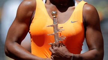 Serena Williams   posa con el trofeo de campeona del Masters de Madrid.