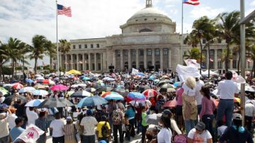 Participantes en la manifestación "Puerto Rico Rises", protestan  para pedir la legalización del matrimonio gay.