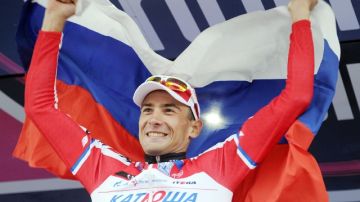 El ruso  Maxim Belkov celebra su triunfo en la novena etapa del Giro.