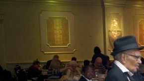 Fidel Feliciano baila con su cuidadora Vernetta Darby, del Throgs Neck Extended Care Facility.