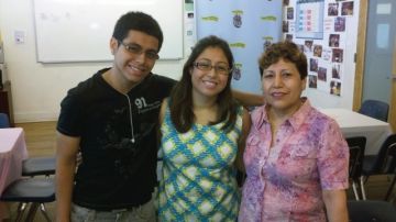 La  mexicana Ligia Moreta, junto a sus hijos, el  'dreamer' Jonathan y Cristina Jiménez.