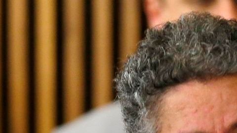 Pedro Castro (izq.), y su hermano Onil Castro, cuando fueron llevados a la corte el pasado jueves.