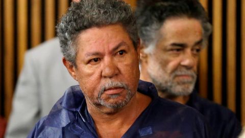 Pedro Castro (izq.), y su hermano Onil Castro, cuando fueron llevados a la corte el pasado jueves.