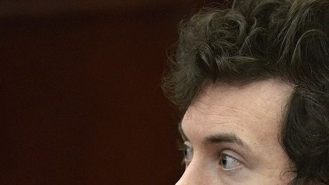James Holmes junto a su abogada Tamara Brady.