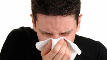 La rinitis, o fiebre de heno, es común en la temporada de calor.