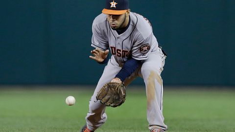 Andy Dirks y Víctor Martínez le dieron el triunfo a los Tigres de Detroit por 7-2 sobre los Astros de Houston en la MLB.