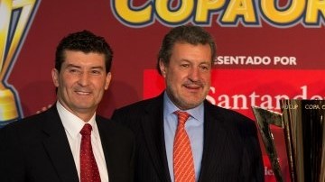 José Manuel de la Torre y Justino Compeán estuvoeron presentes en la develación del trofeo de la Copa Oro 2013