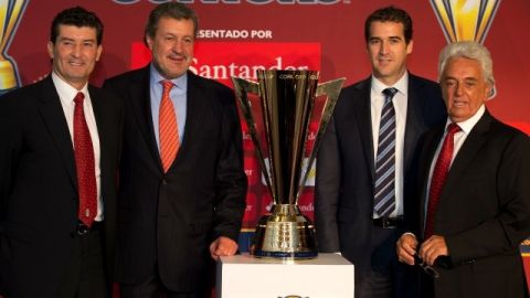 José Manuel de la Torre y Justino Compeán estuvoeron presentes en la develación del trofeo de la Copa Oro 2013