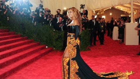 Cuando Beyoncé utilizó este vestido, la semana pasada en NYC, surgieron los rumores de su supuesto segundo embarazo.