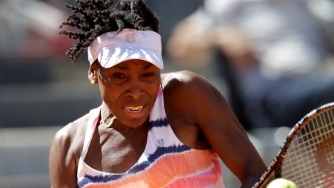 Venus Williams, con el revés a dos manos, retorna el servicio de Laura Robson, quien le ganó 6-3 y 6-2 y la envió a preparar sus maletas.