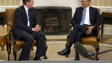 El presidente de EE.UU., Barack Obama (d), habla con el primer ministro británico, David Cameron, en el Despacho Oval.