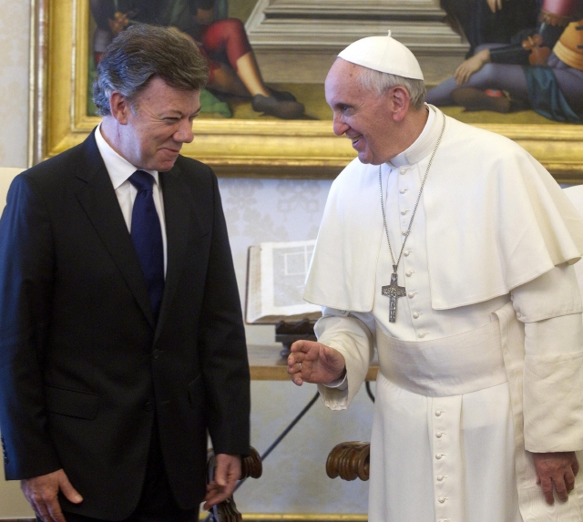 El papa Francisco  recibe en audiencia en el Vaticano al presidente de Colombia, Juan Manuel Santos con quien habló durante unos 15 minutos.