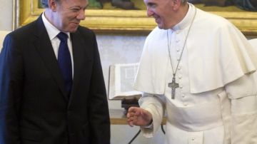 El papa Francisco  recibe en audiencia en el Vaticano al presidente de Colombia, Juan Manuel Santos con quien habló durante unos 15 minutos.