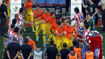 Atlético de Madrid le hizo calle de honor el domingo al Barcelona, nuevo campeón  español, a falta de tres fechas para terminar la liga.