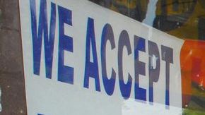 Katty González (izquierda) y María Milán dijeron sentirse preocupadas por los posibles recortes de los llamados 'food stamps'.