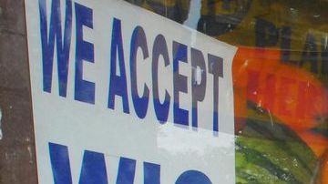 Katty González (izquierda) y María Milán dijeron sentirse preocupadas por los posibles recortes de los llamados 'food stamps'.