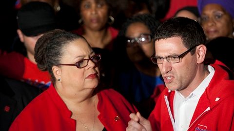 Karen Lewis (i), y el vicepresidente del CTU Vice Jesse Sharkey se reunieron ayer frente a la primaria mayo para conformar la marcha del sábado.