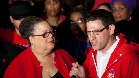 Karen Lewis (i), y el vicepresidente del CTU Vice Jesse Sharkey se reunieron ayer frente a la primaria mayo para conformar la marcha del sábado.