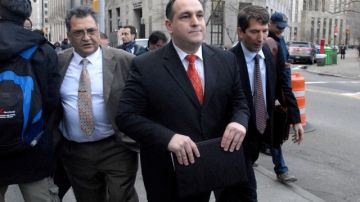 Hiram Monserrate, al centro, aparece saliendo de la Corte Federal de Manhattan luego de ser sentenciado en diciembre del año pasado.