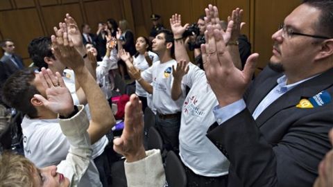 Grupos que favorecen una reforma migratoria integral rezaron hoy en el Senado de EE.UU. para que la discusión de las medidas permita un proyecto justo.