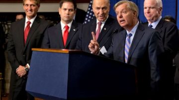 El senador Lindsey Graham, R-S.C., segundo de la derecha, responde a preguntas sobre las enmiendas en el Capitolio.