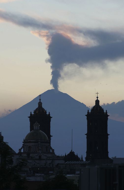 Las autoridades mexicanas elevaron el nivel de alerta del volcán Popocatépetl.