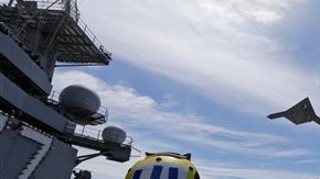 El avión no tripulado despegó y aterrizó desde un portaaviones.