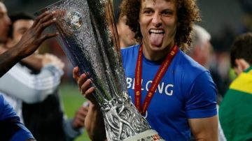 David Luiz presume la Copa de campeón de la Liga Europa