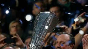 El técnico del Chelsea, Rafa Benítez, levanta el trofeo de campeón de la Liga Europa