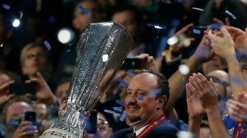 El técnico del Chelsea, Rafa Benítez, levanta el trofeo de campeón de la Liga Europa