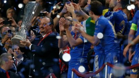El técnico del Chelsea, Rafa Benítez, levanta el trofeo de campeón de la Liga Europa