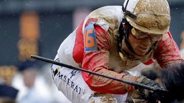 Joel Rosario, durante la carrera que le dio el triunfo en el Derby de Kentucky.